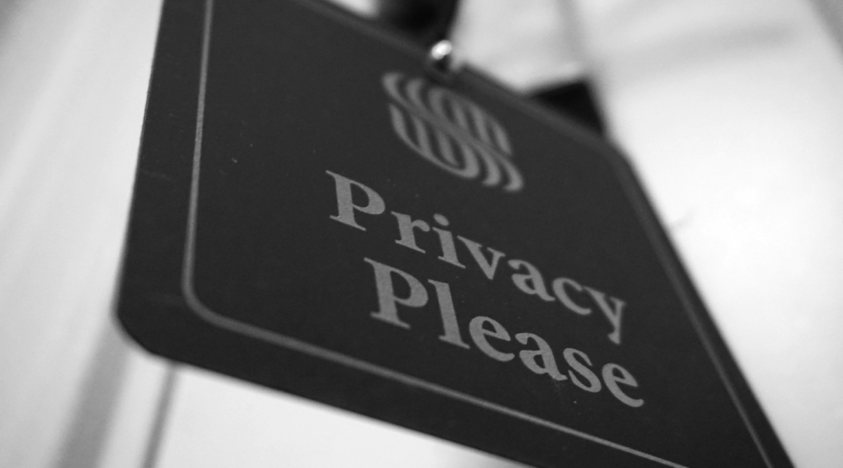 zdjęcie znaku z czarnym napisem na białym tle PRIVACY PLEASE [Prywatność, proszę]