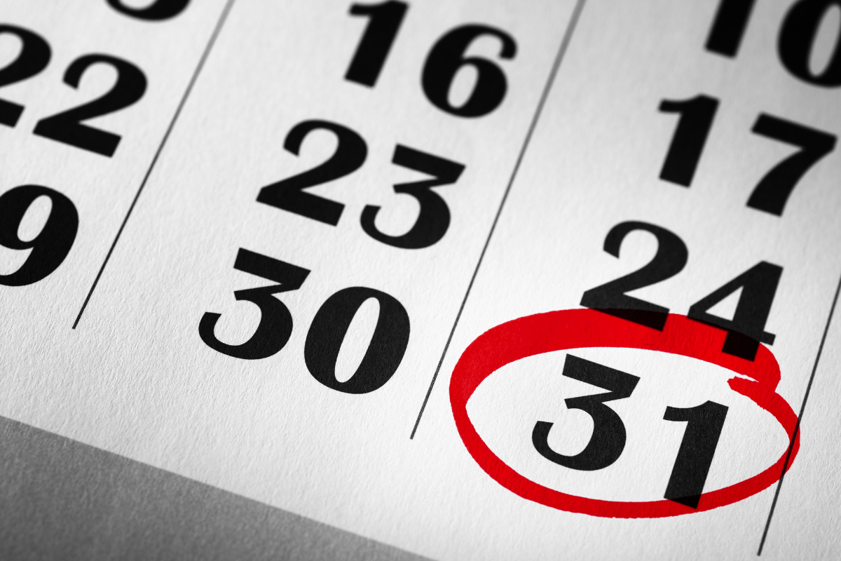 na grafice kartka z kalendarza, 31 dzień miesiąca otoczony czerwonym flamastrem