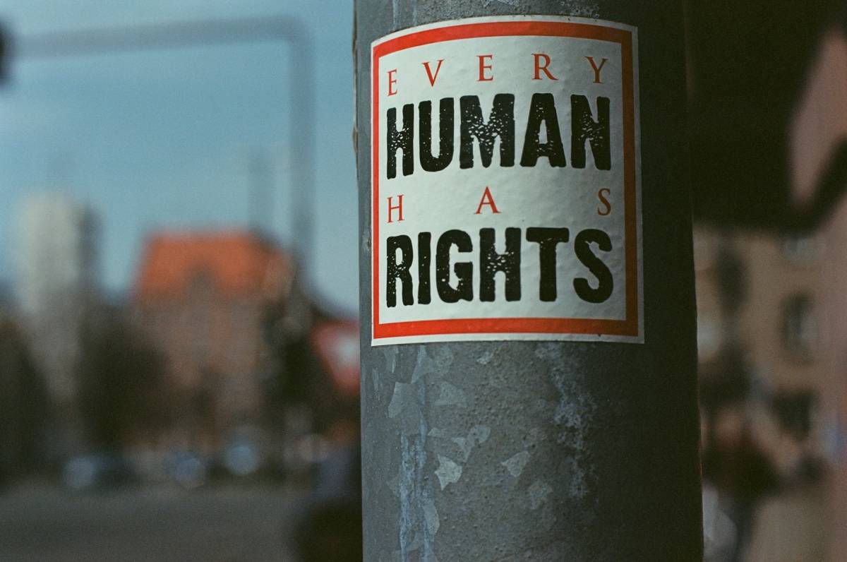 zdjęcie słupa z wlepką o treści Every Human Has Rights