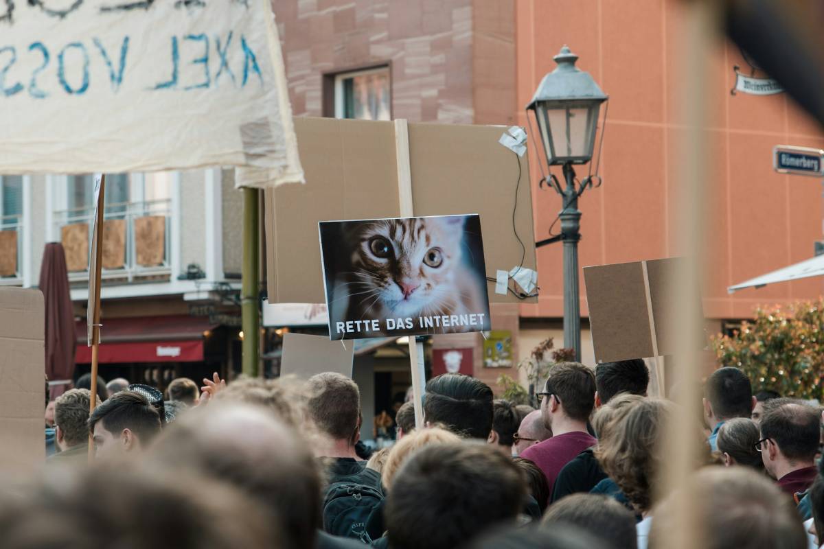 zdjęcie protestującego tłumu, widoczny plakat ze zdjęciem kota i napisem RETTE DAS INTERNET [ratuj internet]
